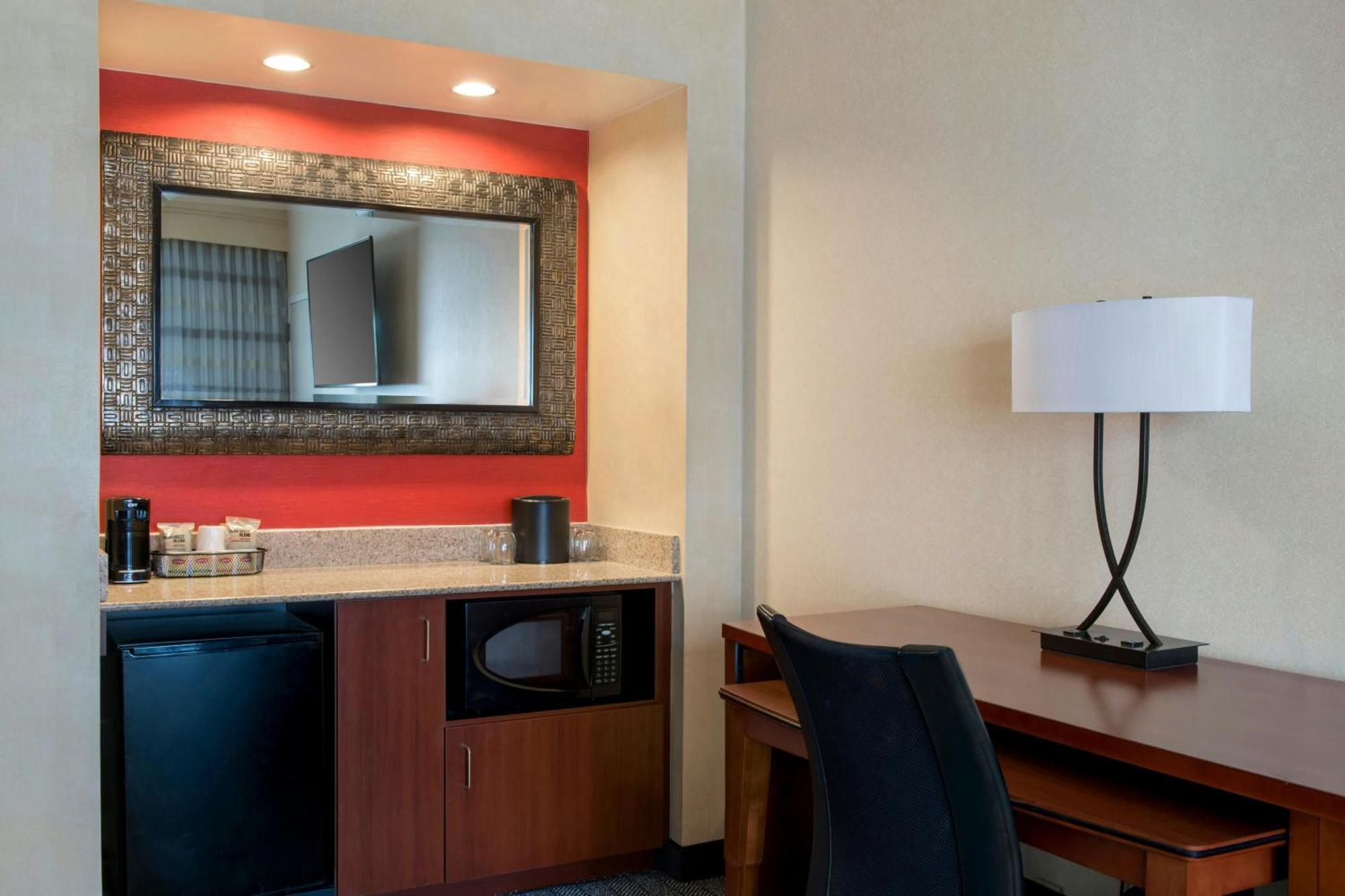Отель Courtyard By Marriott Mt. Laurel Маунт-Лорел Экстерьер фото