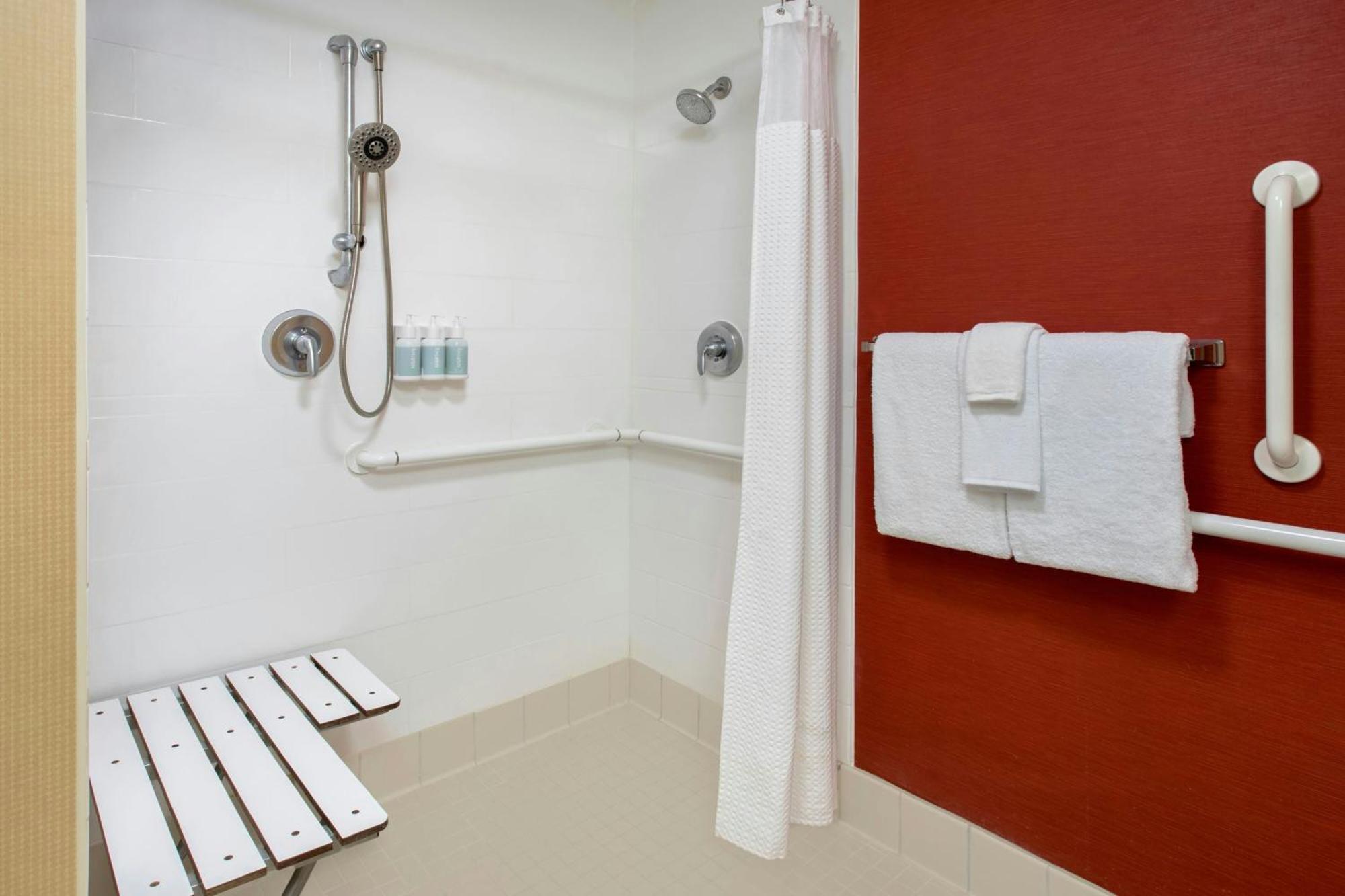 Отель Courtyard By Marriott Mt. Laurel Маунт-Лорел Экстерьер фото